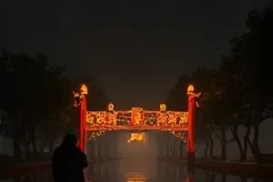 《城市打烊之后》卷帘门下半掩着的灯光
