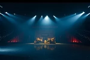 《长夜列车》绿皮车厢吊扇与斑驳行李架的剧照